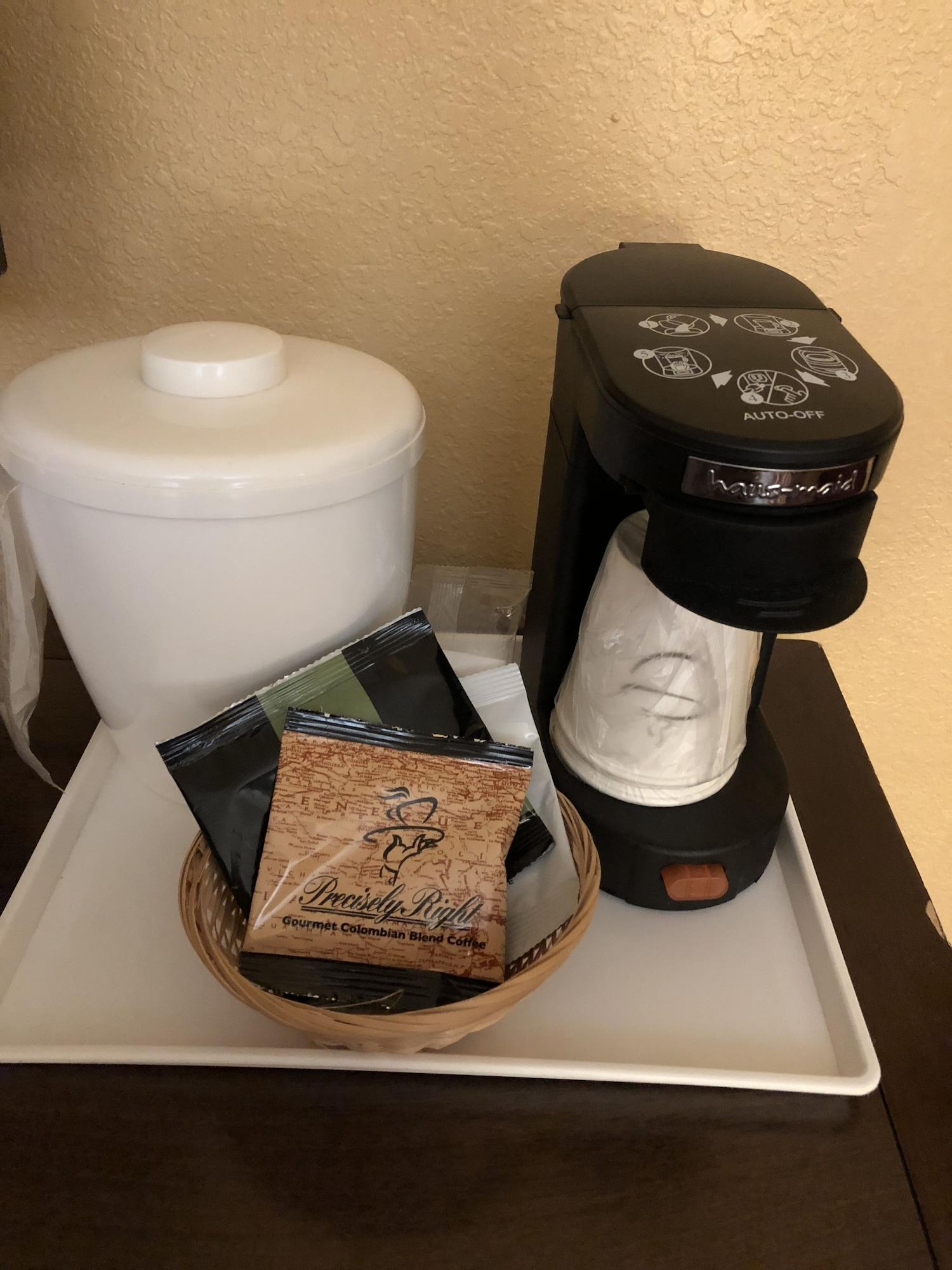 韦恩堡-体育馆马格努森酒店 外观 照片