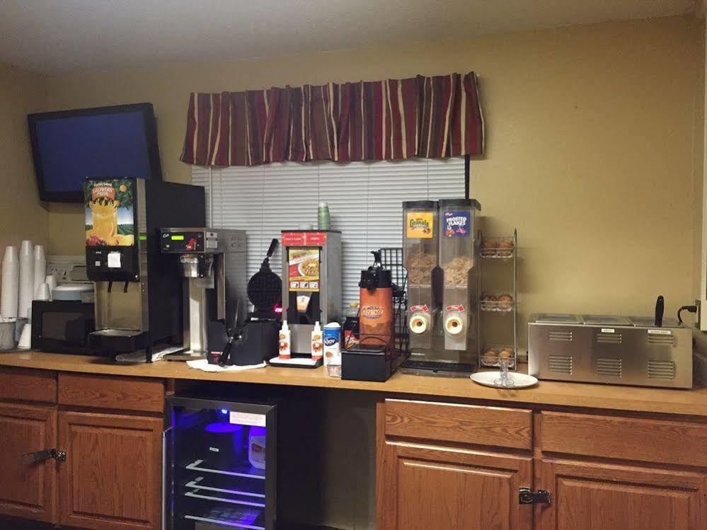 韦恩堡-体育馆马格努森酒店 外观 照片