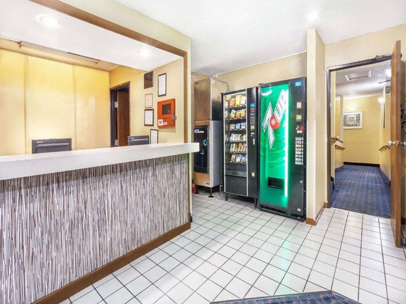 韦恩堡-体育馆马格努森酒店 外观 照片